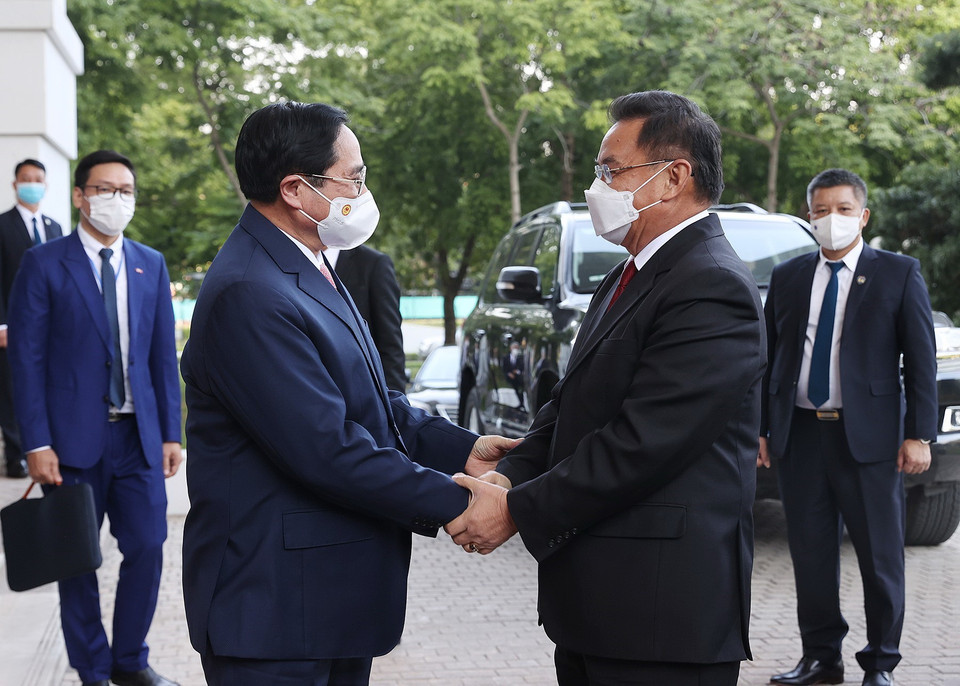 Thủ tướng Phạm Minh Chính đón Chủ tịch Quốc hội Lào Xaysomphone Phomvihane. (Ảnh: Dương Giang/TTXVN)