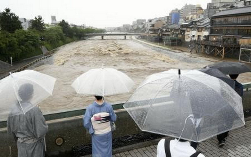 Nước sông Kamo ở cố đô Kyoto dâng cao sau những trận mưa lớn ngày 5/7. (Nguồn: Kyodo/TTXVN)