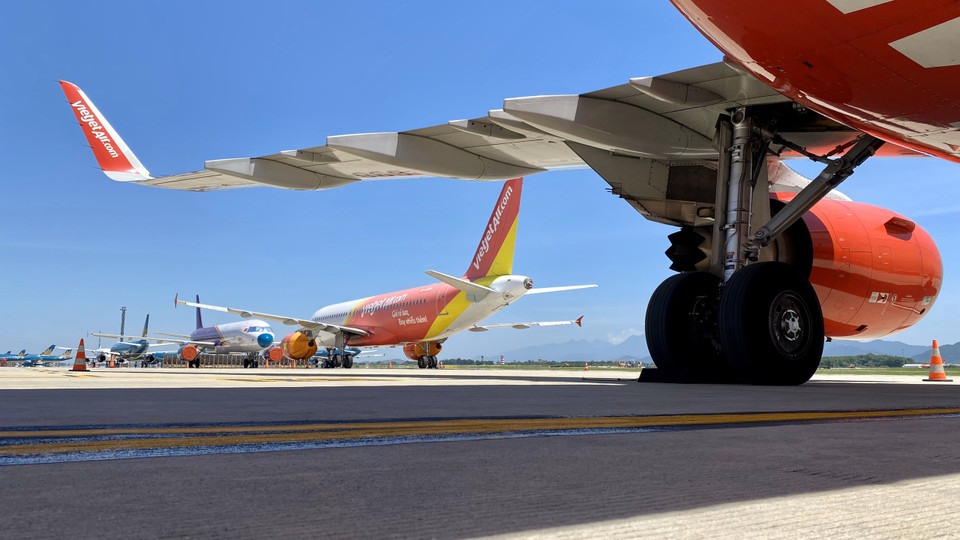 Tại các đường lăn, khu bay kín chỗ tàu bay nằm sân. (Ảnh: CTV/Vietnam+)