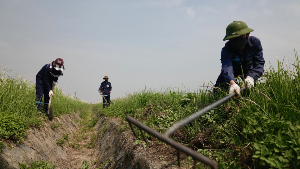 Hệ thống mương hở phải thường xuyên được kiểm tra, cắt cỏ, nạo vét lòng mương để đảm bảo thoát nước mùa mưa. (Ảnh: CTV/Vietnam+)