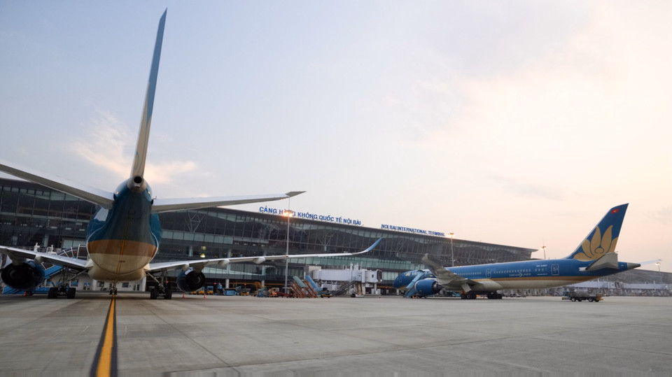 Hàng loạt tàu bay vắng khách xếp hàng đỗ lại tại sân bay Nội Bài làm tăng thêm áp lực về sắp xếp vị trí đỗ tàu bay, bảo vệ, canh gác tàu bay. (Ảnh: CTV/Vietnam+)