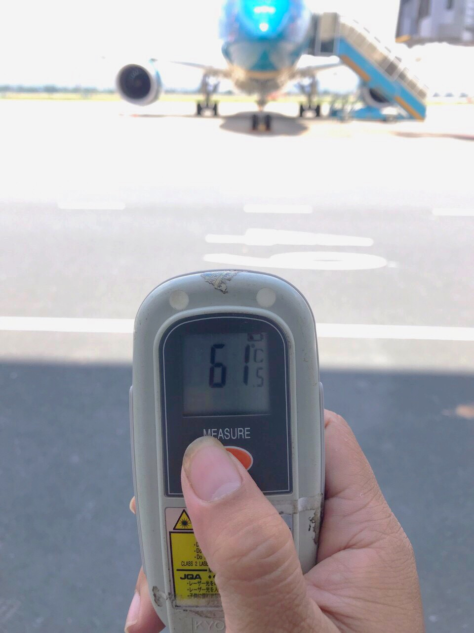 Nhiệt độ tại đường cất hạ cánh Nội Bài ngay đợt nắng nóng mùa Hè lên tới 61 độ C. (Ảnh: CTV/Vietnam+)