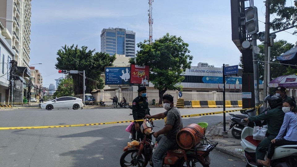 Hoạt động giao hàng đồ ăn được phép đi lại tại Phnom Penh trong thời gian từ 14-28/4/2021. (Ảnh: Nguyễn Hùng/TTXVN)