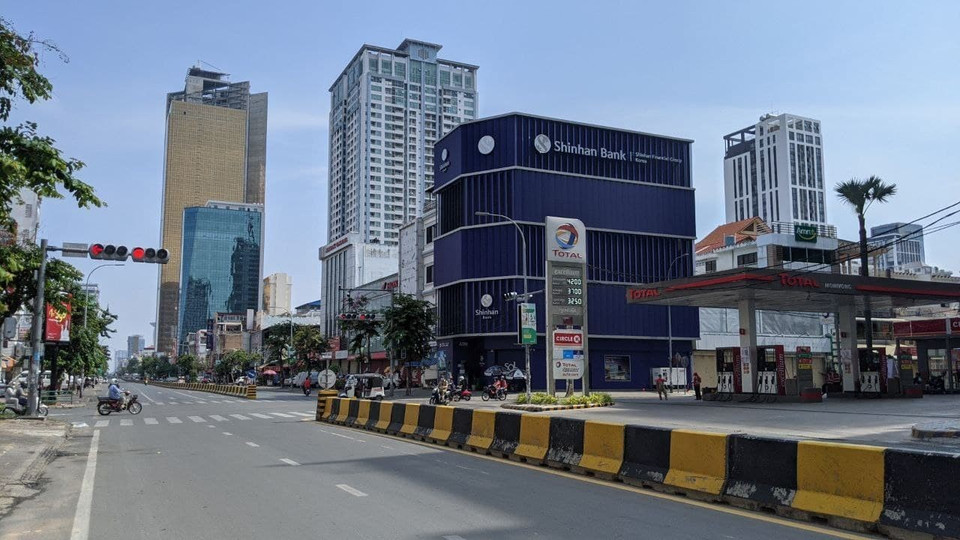 Từ sáng sớm, các đường phố chính tại Phnom Penh đã rất vắng người qua lại. Người dân tuân thủ khá tốt lệnh phong tỏa chống dịch COVID-19. (Ảnh: Nguyễn Hùng/TTXVN)