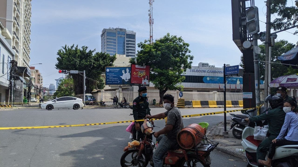 Những dịch vụ thiết yếu như cung cấp khí đốt vẫn được hoạt động trong ngày phong tỏa. (Ảnh: Nguyễn Hùng/TTXVN)