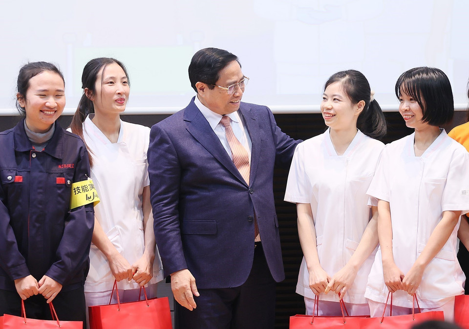 Thủ tướng Phạm Minh Chính tặng quà, động viên các thực tập sinh và người lao động đang làm việc tại Nhật Bản. (Ảnh: Dương Giang/TTXVN)