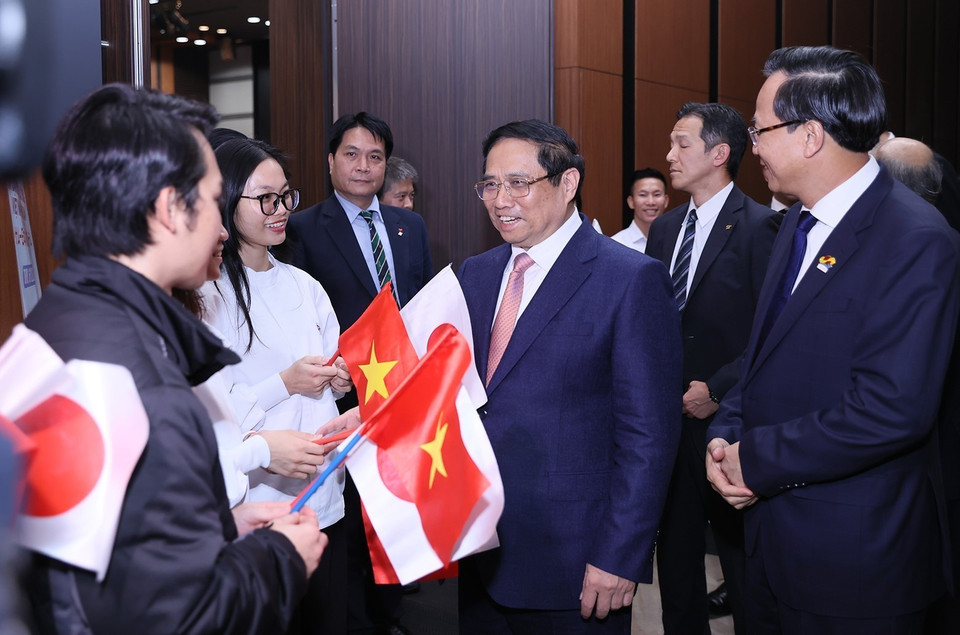 Thủ tướng Phạm Minh Chính với người lao động Việt Nam đang làm việc tại Nhật Bản. (Ảnh: Dương Giang/TTXVN)
