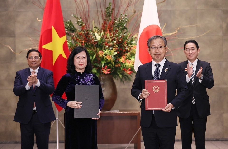 Thủ tướng Phạm Minh Chính và Thủ tướng Nhật Bản Kishida Fumio chứng kiến lễ trao văn kiện hợp tác giữa Việt Nam-Nhật Bản. (Ảnh: Dương Giang/TTXVN)