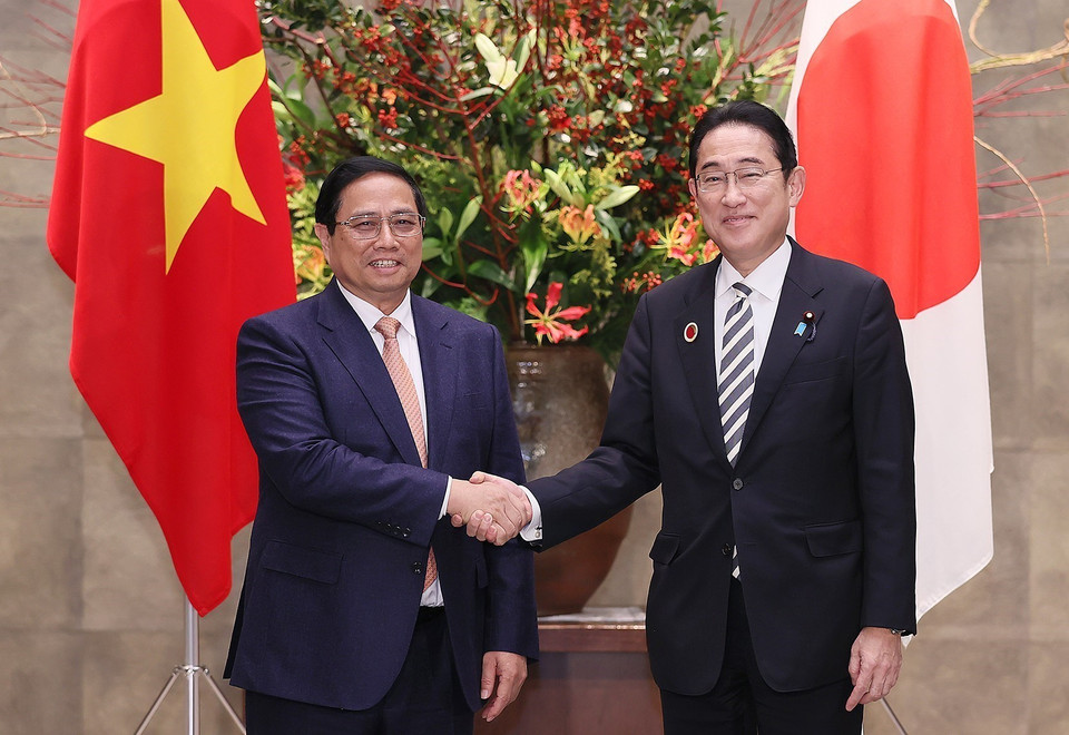 Thủ tướng Phạm Minh Chính với Thủ tướng Nhật Bản Kishida Fumio. (Ảnh: Dương Giang/TTXVN)