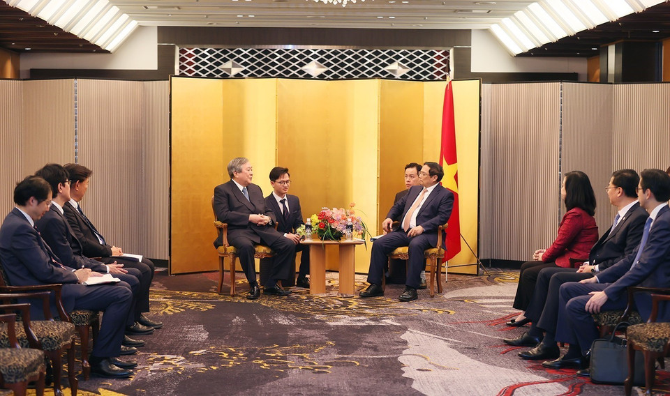 Thủ tướng tiếp ông Takagi Kuninori, Chủ tịch Trường Đại học Quốc tế về Sức khỏe và Phúc lợi xã hội Nhật Bản (IUHW). (Ảnh: Dương Giang/TTXVN)