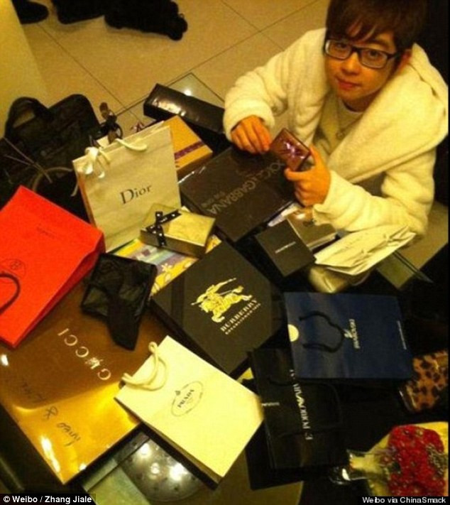 Zhang Jiale từng đăng loạt ảnh chụp hàng chồng đồ hiệu mới mua, ảnh phi cơ riêng, cũng như ảnh chụp bản thân trong một bữa tiệc, vây quanh là nhiều cô gái chân dài xinh đẹp.