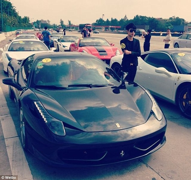 ... ám chỉ các cậu ấm cô chiêu tiêu tiền như nước cùng lối sống xa hoa đến sa đọa khiến nhiều người cũng phải choáng váng.