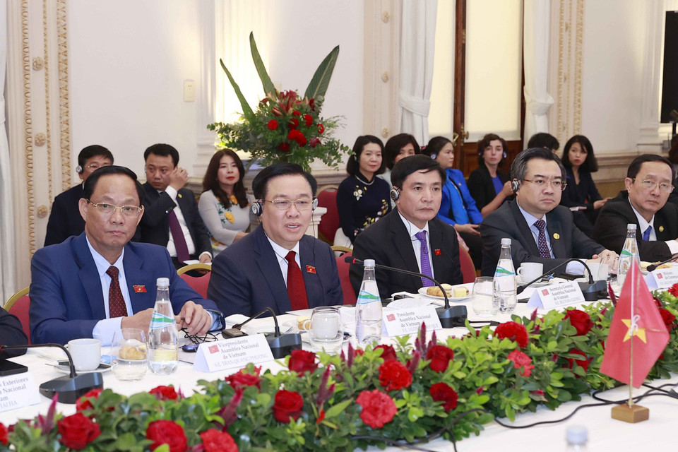 Chủ tịch Quốc hội Vương Đình Huệ và đoàn đại biểu cấp cao Quốc hội Việt Nam tại buổi tiếp Thống đốc tỉnh Santa Fe Omar Angel Perotti. (Ảnh: Doãn Tấn/TTXVN)