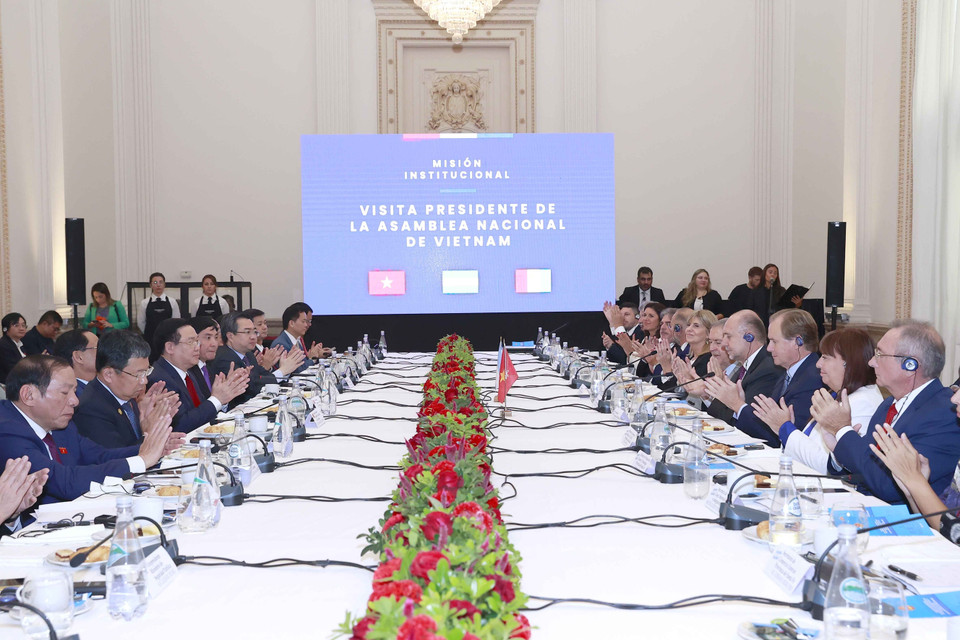 Chủ tịch Quốc hội Vương Đình Huệ tiếp Thống đốc tỉnh Santa Fe Omar Angel Perotti, Thống đốc tỉnh Cordoba Juan Schiaretti, Thống đốc tỉnh Entre Rios Gustavo Bordet. (Ảnh: Doãn Tấn/TTXVN)