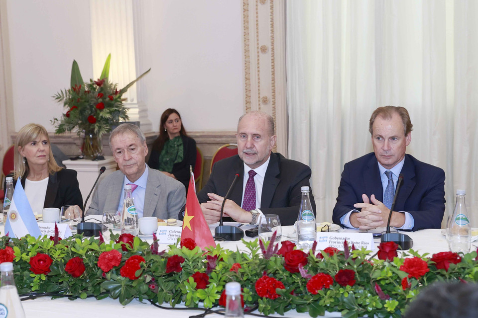 Thống đốc tỉnh Santa Fe Omar Angel Perotti (thứ hai từ phải sang) tại buổi tiếp. (Ảnh: Doãn Tấn/TTXVN)