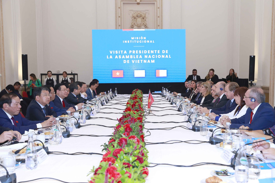 Chủ tịch Quốc hội Vương Đình Huệ tiếp Thống đốc tỉnh Santa Fe Omar Angel Perotti, Thống đốc tỉnh Cordoba Juan Schiaretti, Thống đốc tỉnh Entre Rios Gustavo Bordet. (Ảnh: Doãn Tấn/TTXVN)