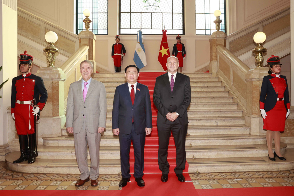 Chủ tịch Quốc hội Vương Đình Huệ chụp ảnh lưu niệm với Thống đốc tỉnh Santa Fe Omar Angel Perotti (phải). (Ảnh: Doãn Tấn/TTXVN)