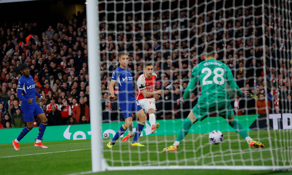 Tuy nhiên, mọi chuyện đã diễn ra theo kịch bản một chiều khi Arsenal vươn lên dẫn 1-0 ở ngay phút thứ tư của Leandro Trossard. (Nguồn: The Guardian)