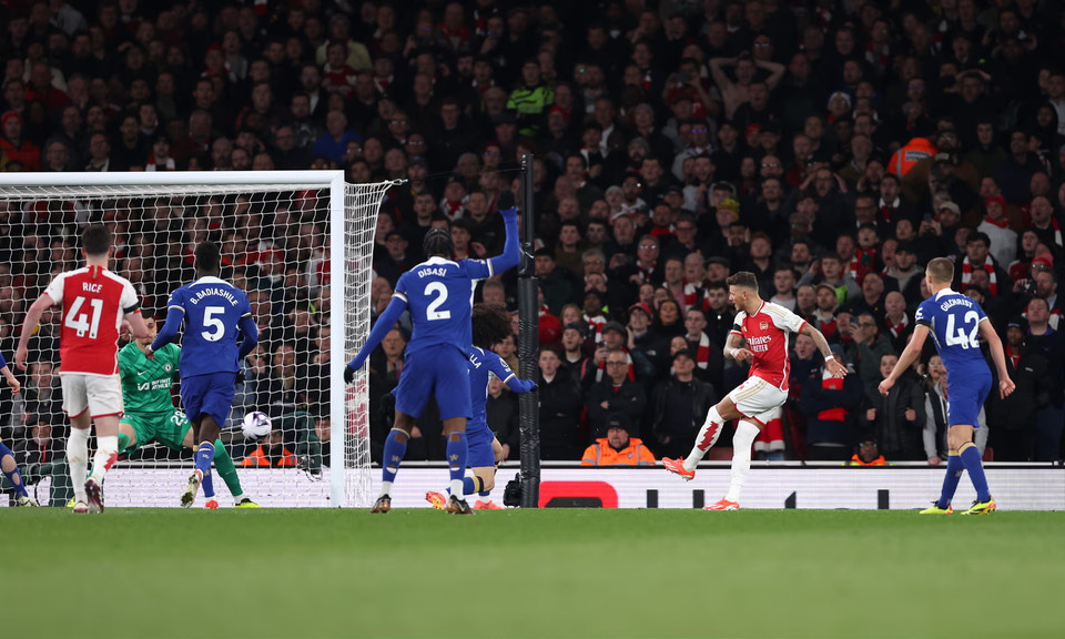 Phút 52, Ben White tận dụng rất tốt cơ hội để nhân đôi cách biệt cho Arsenal. (Nguồn: Getty Images)