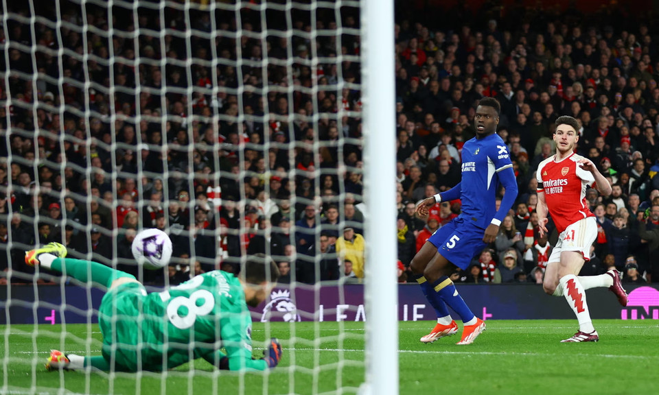 Sang hiệp 2, Arsenal nắm hoàn toàn thế trận trước khi 'gieo sầu' cho The Blues. (Nguồn: Reuters)