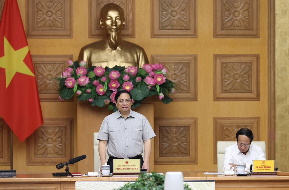 Thủ tướng Phạm Minh Chính chủ trì họp ứng phó cơn bão số 4. (Ảnh: Dương Giang/TTXVN)