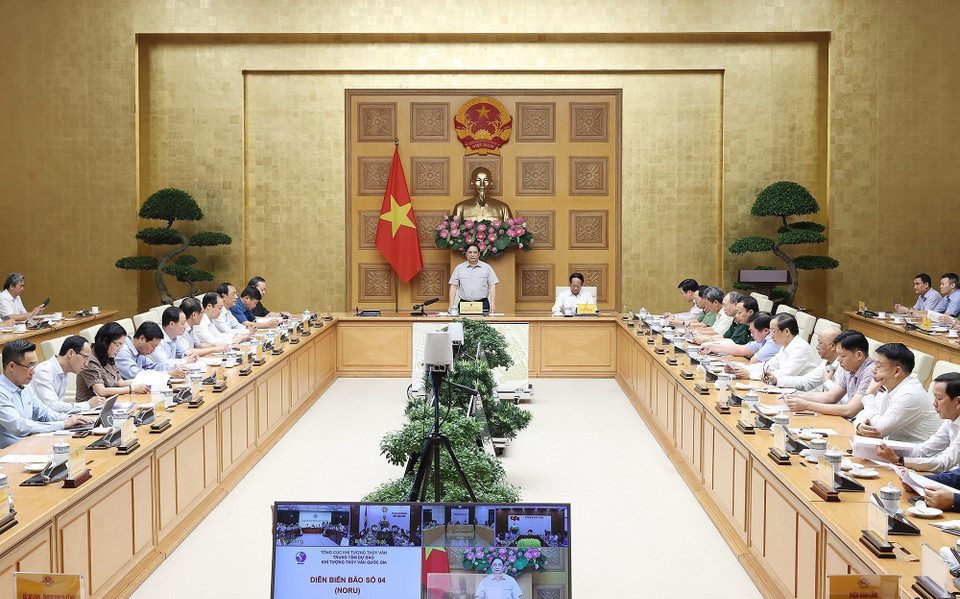 Thủ tướng Phạm Minh Chính chủ trì họp ứng phó cơn bão số 4 tại điểm cầu Chính phủ. (Ảnh: Dương Giang/TTXVN)