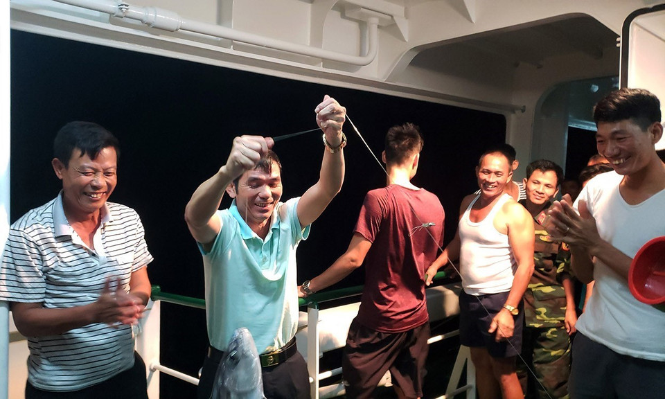 Niềm vui khi câu được cá. (Ảnh: Hoàng Hùng/TTXVN)