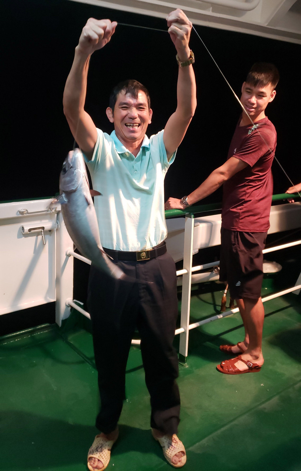 Niềm vui khi câu được cá thu ngừ, loại cá có chất lượng thịt thơm ngon. (Ảnh: Hoàng Hùng/TTXVN)