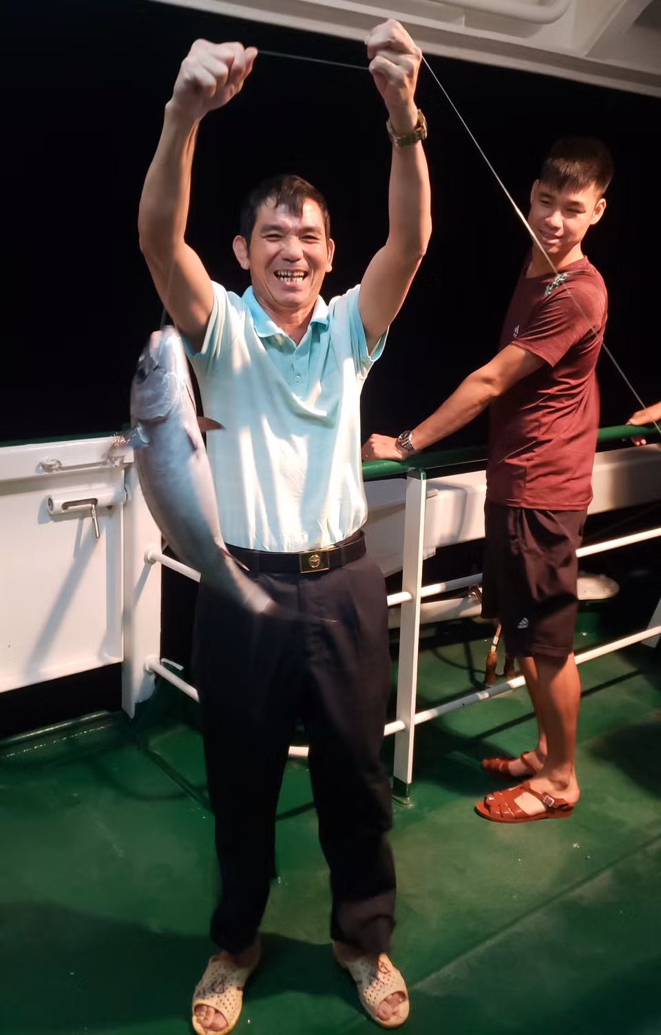 Niềm vui khi câu được cá thu ngừ, loại cá có chất lượng thịt thơm ngon. (Ảnh: Hoàng Hùng/TTXVN)