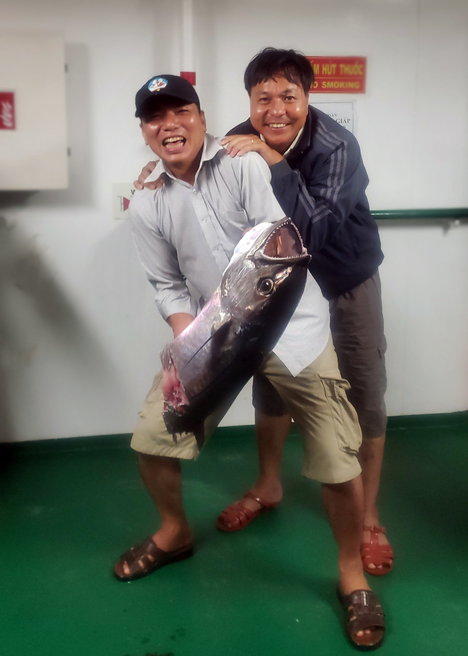 Tuy chú cá thu câu được bị cá săn mồi ăn mất nửa thân dưới nhưng mọi người vẫn tỏ ra hào hứng với kết quả của buổi câu. (Ảnh: Hoàng Hùng/TTXVN)