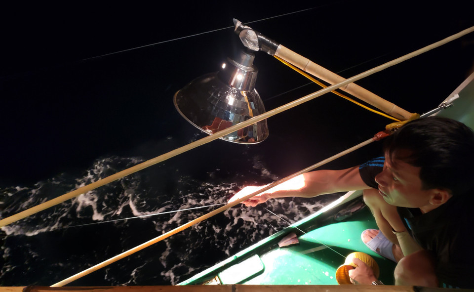 Câu cá đêm trên biển Trường Sa. (Ảnh: Hoàng Hùng/TTXVN)