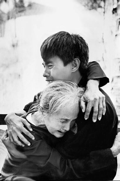  Tác phẩm Mẹ con ngày gặp mặt của tác giả Lâm Hồng Long (TTXVN) được tặng Giải thưởng Hồ Chí Minh đợt I - năm 1996. (Ảnh: Lâm Hồng Long/TTXVN)