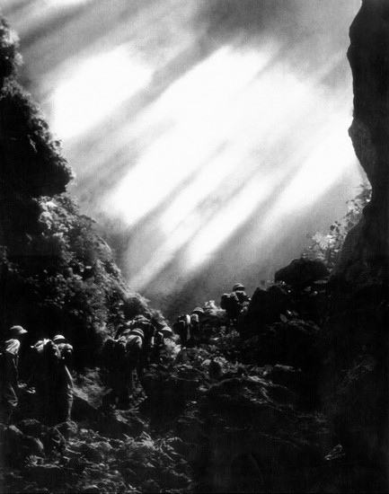 Tác giả Lê Minh Trường được tặng Giải thưởng Nhà nước đợt 3 - năm 2006 với tác phẩm Xẻ dọc Trường Sơn đi cứu nước. (Ảnh: Lê Minh Trường/TTXVN)