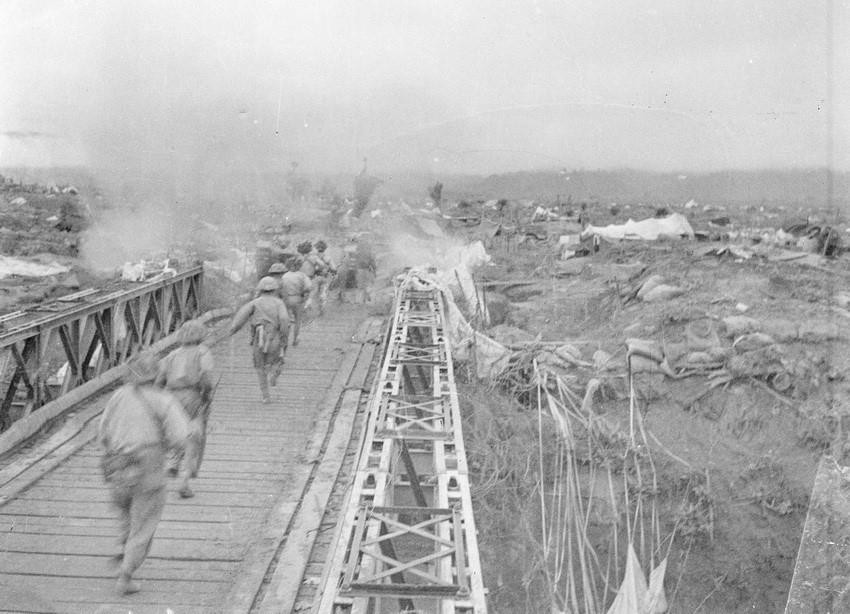  Tác giả Triệu Đại (TTXVN) được tặng Giải thưởng Nhà nước về văn học nghệ thuật năm 2000 cho bộ ảnh về Điên Biên Phủ, trong đó có bức ảnh Bộ đội ta vượt cầu Mường Thanh tiến vào khu trung tâm chiếm Chỉ huy Sở của De Castries (1954). (Ảnh: Triệu Đại/TTXVN)