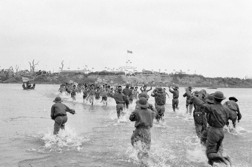 Bức ảnh Thoát khỏi ngục tù (Quảng Trị 1973) trong bộ ảnh Từ ngục tù tối thắng lợi trở về của tác giả Chu Chí Thành được nhận Giải thưởng Nhà nước về Văn học nghệ thuật năm 2011. (Ảnh: Chu Chí Thành/TTXVN)