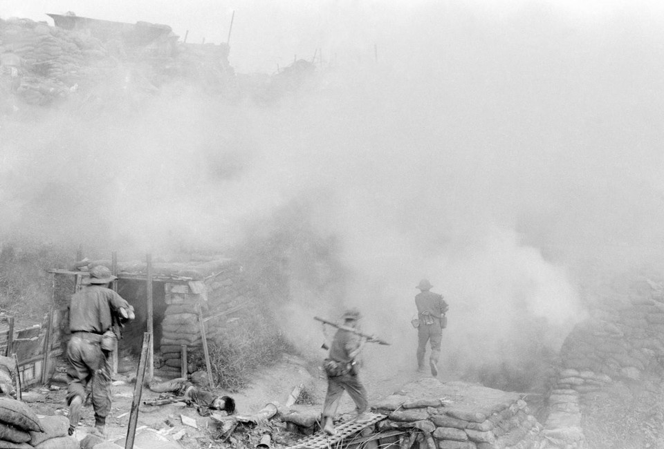 Tác phẩm ảnh Đánh chiếm cứ điểm 365 của nhà báo Lương Nghĩa Dũng (TTXVN) trong Cụm 5 tác phẩm ảnh Những khoảnh khắc để lại được trao tặng Giải thưởng Hồ Chí Minh đợt V – năm 2017. (Ảnh: Lương Nghĩa Dũng/TTXVN)