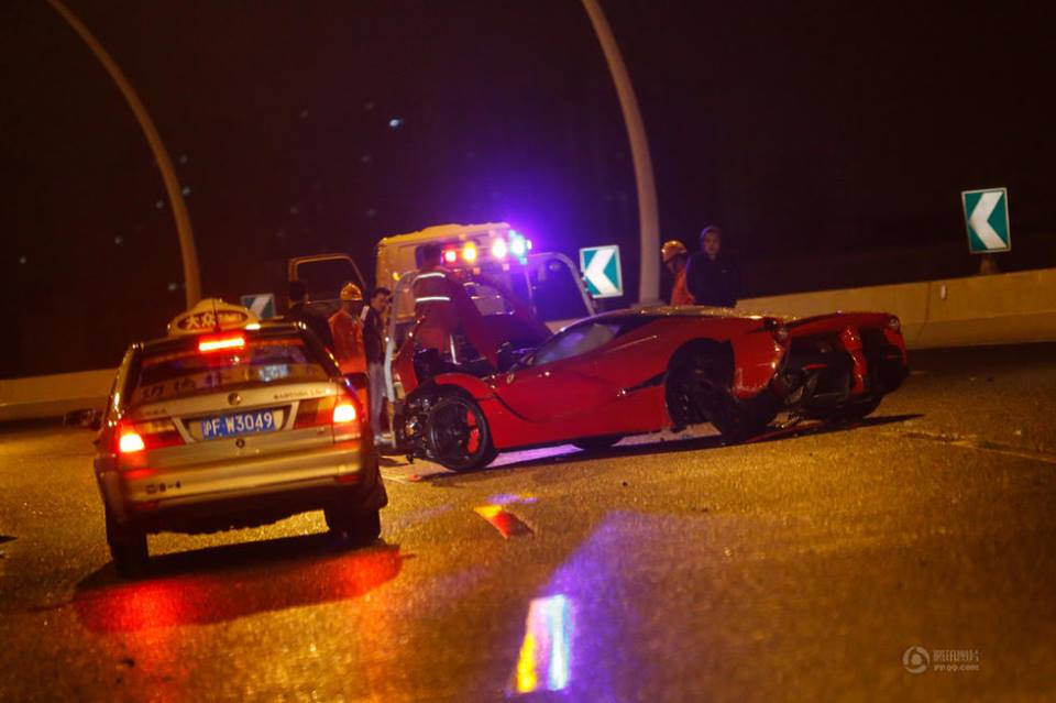 May mắn thay, chủ nhân của chiếc xe không hề bị thương. (Nguồn: CCTV)