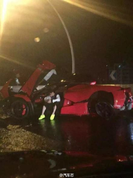 Các nhân chứng cho hay, chủ nhân của chiếc xe đã không làm chủ được tốc độ khi lái nó trên mặt đường trơn trượt. (Nguồn: CCTV)