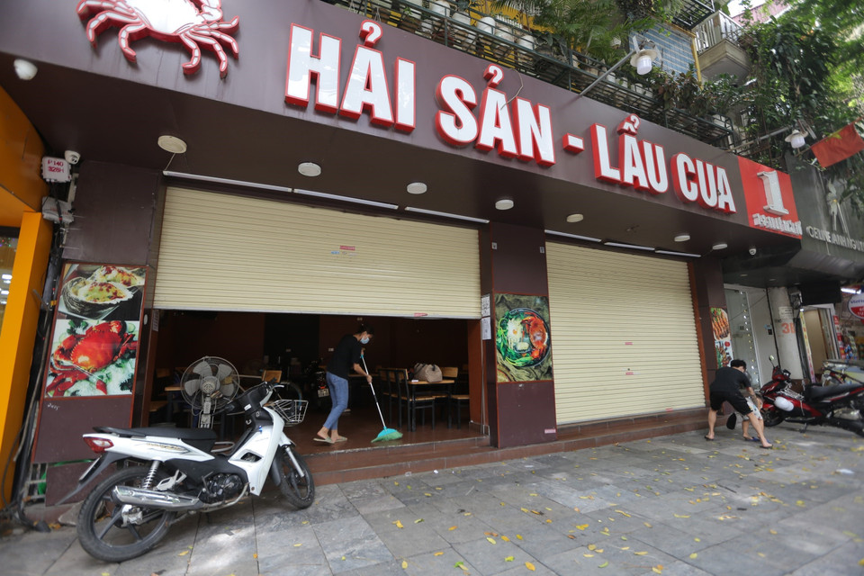 Thành phố Hà Nội, từ 12h00 ngày 25/5/2021 tạm dừng hoạt động một số cơ sở kinh doanh dịch vụ để đảm bảo phòng, chống dịch bệnh COVID-19. (Ảnh: TTXVN)