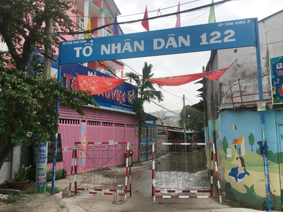 Một hẻm thuộc ấp Tam Đông 3 (xã Thới Tam Thôn, huyện Hóc Môn) bị phong tỏa do liên quan đến các ca nghi nhiễm COVIV-19. (Ảnh: Tiến Lực/TTXVN)