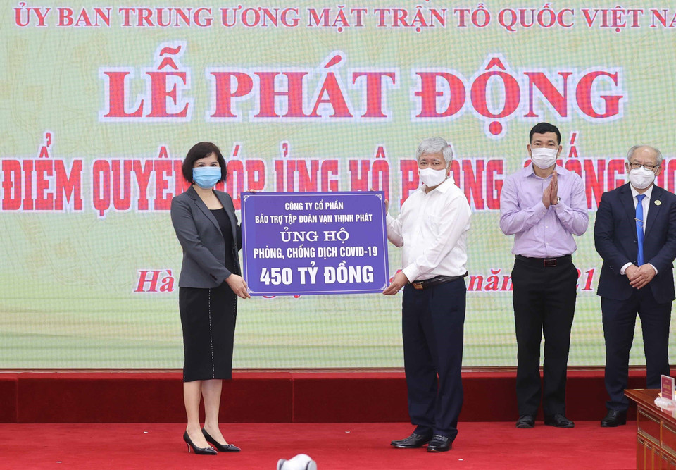 Chủ tịch Ủy ban Trung ương Mặt trận Tổ quốc Việt Nam Đỗ Văn Chiến tiếp nhận tài trợ tại lễ phát động. (Ảnh: Thống Nhất/TTXVN)