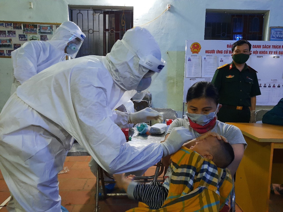 Lực lượng y, bác sỹ lấy mẫu xét nghiệm SARS-CoV-2 cho người dân tại xã Mão Điền, huyện Thuận Thành, tỉnh Bắc Ninh. (Ảnh: TTXVN)