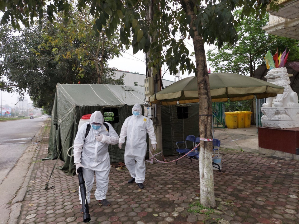 Cán bộ Trung tâm Kiểm soát bệnh tật tỉnh phun khử trùng tại Khách sạn Như Nguyệt 2, thành phố Yên Bái, nơi phát hiện ca dương tính đầu tiên trong đợt bùng phát dịch lần thứ 4. (Ảnh: TTXVN)