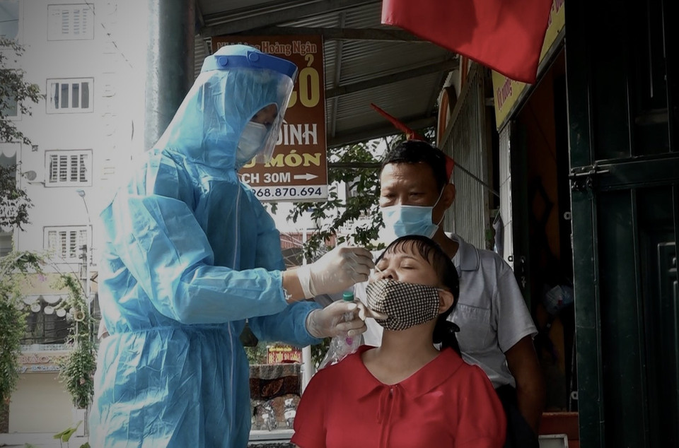 Lấy mẫu xét nghiệm cho các trường hợp liên quan và một số hộ dân sống ở tổ 4, phường Tân An,Thị xã Nghĩa Lộ (Yên Bái). (Ảnh: TTXVN)