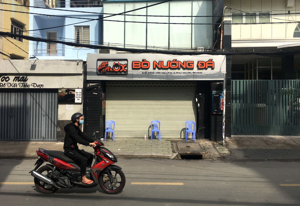 Phong tỏa tất cả hàng quán khu vực xung quanh tòa nhà số 30 đường Đặng Văn Ngữ, phường 10, quận Phú Nhuận. (Ảnh: Thanh Vũ/TTXVN)