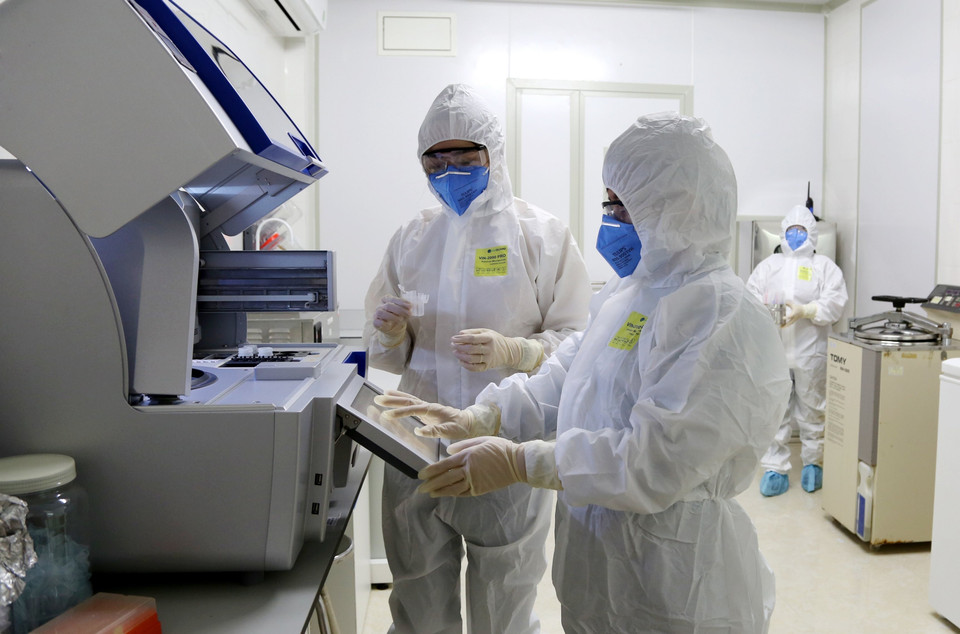 Xét nghiệm SARS-CoV-2 đối với những trường hợp liên quan đến đoàn chuyên gia Trung Quốc cách ly tại khách sạn Như Nguyệt 2 (thành phố Yên Bái). (Ảnh: TTXVN)