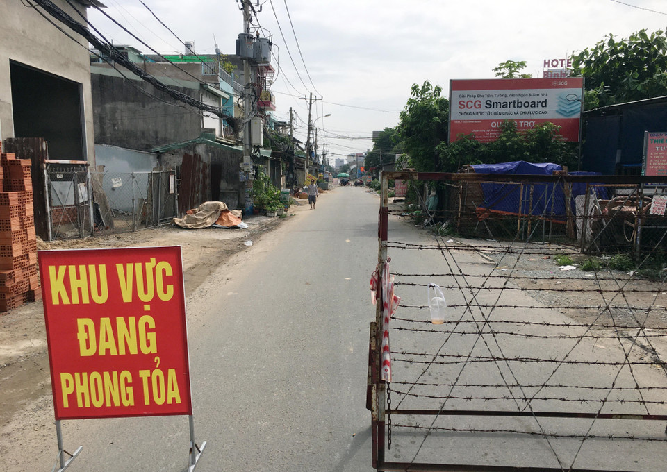 Lực lượng chức năng chốt chặn đầu đường TL19, đoạn giao đường Hà Huy Giáp (phường Thạnh Lộc, Quận 12, Thành phố Hồ Chí Minh). (Ảnh: Tiến Lực/TTXVN)