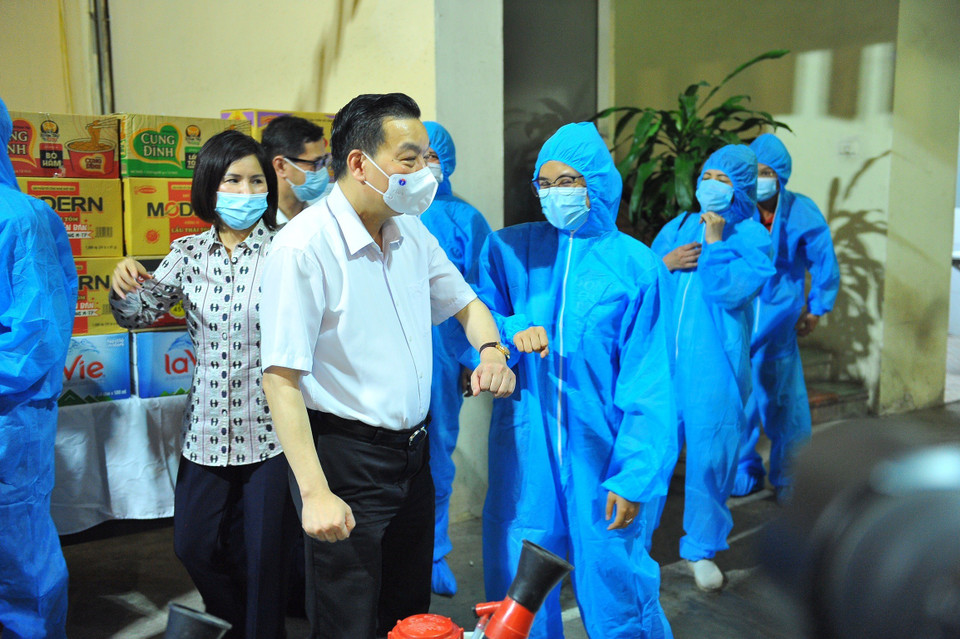 Chủ tịch UBND Thành phố Hà Nội Chu Ngọc Anh tiễn và động viên y, bác sỹ đi hỗ trợ tỉnh Bắc Giang phòng, chống dịch COVID-19. (Ảnh: TTXVN)