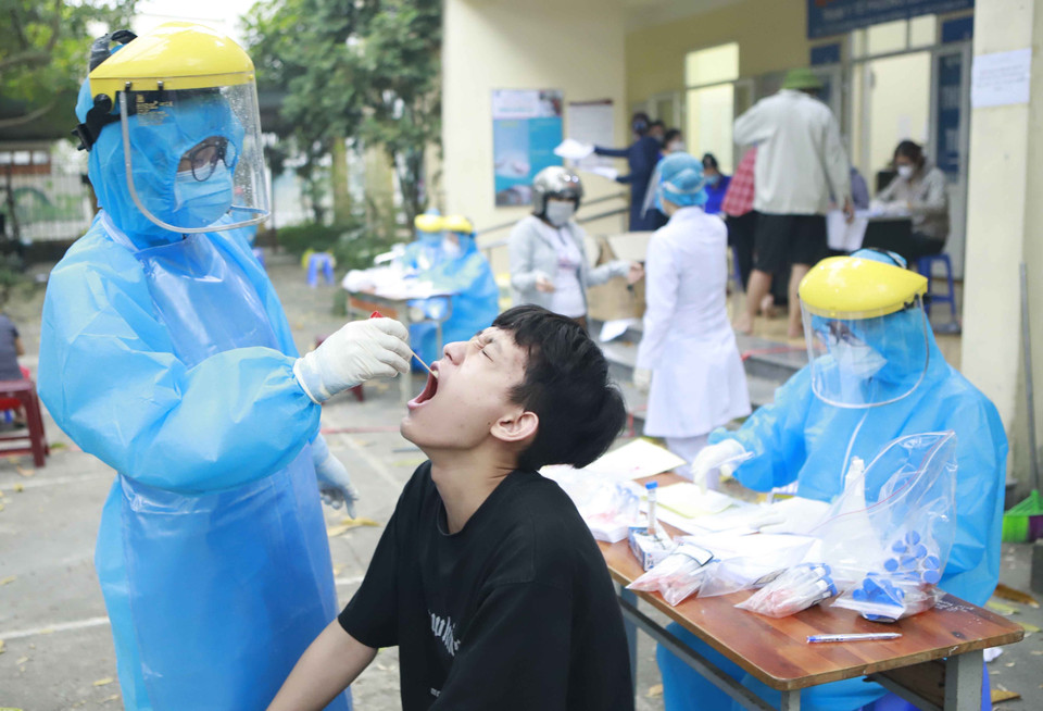 Lấy mẫu dịch họng hầu để xét nghiệm SARS-CoV-2 cho người thuộc diện F2 tại phường Xuân Hòa, thành phố Phúc Yên, tỉnh Vĩnh Phúc. (Ảnh: Hoàng Hùng/TTXVN)