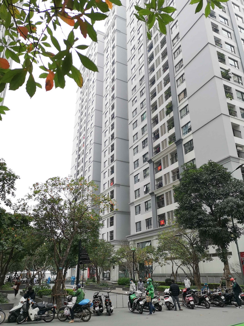 Tòa nhà T6 - Times City đã được phong tỏa tạm thời để thực hiện các biện pháp an toàn, phòng chống dịch. (Ảnh: Thanh Tùng/TTXVN)